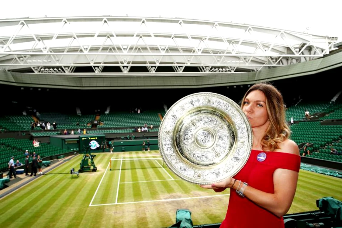 
    Simona Halep, cu trofeul cucerit în 2019, la WimbledonFOTO: Guliver/ Gettyimages  