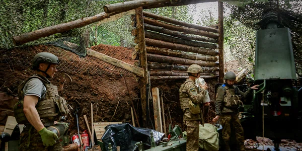 Război în Ucraina - soldați ucraineni pregătesc instalația de artilerie în zona Harkov FOTO AFP 