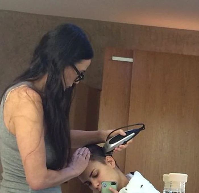 Demi Moore şi-a tuns fiica cea mică la chelie, acasă