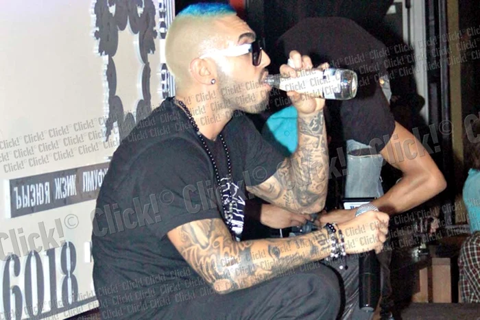 Alex Velea a consumat  zeci de şerveţele pentru  a-şi şterge transpiraţia  care-i curgea şiroaie de  pe frunte pe ochi (Fotografii: Lexar )