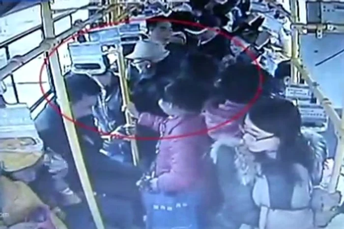Un bătrân a atacat o femeie însărcinată pentru că nu a vrut să-i cedeze locul într-un mijloc de transpoirt în comunfoto: captură video