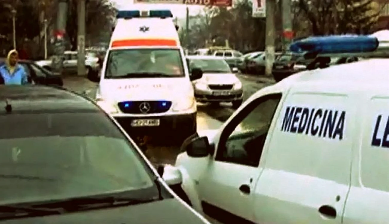 În accident a fost implicată şi o maşină a SJML Hunedoara. FOTO: InfoHd