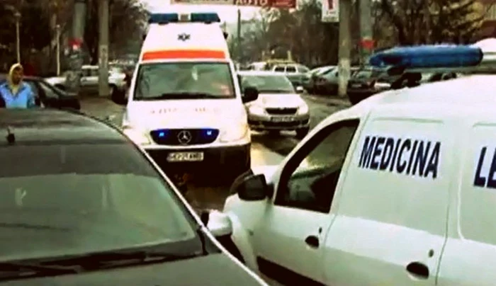 În accident a fost implicată şi o maşină a SJML Hunedoara. FOTO: InfoHd