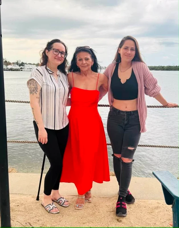 Elena Cârstea, alături de fiicele ei, Sanda și Adriana Foto: Facebook