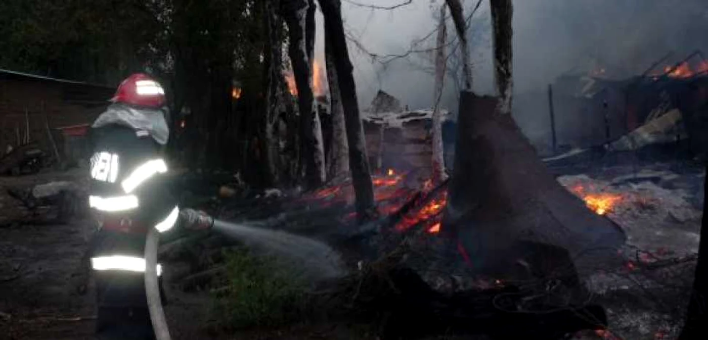 Incendiul a fost stins după aproximativ o oră de intervenţie