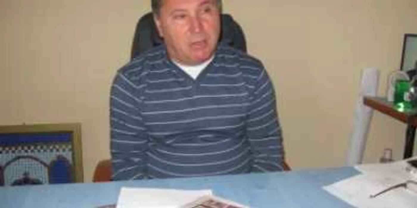 Bărbatul nu se teme de femeia eliberată de poliţişti