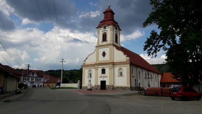 Atmosferă de meci mare în Ţinutul croaţilor din Banatul Montan FOTO Ş.Both