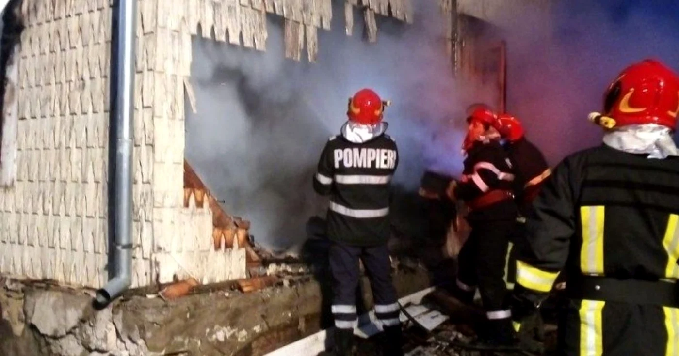 Proprietarul casei cuprinse de flăcări nu a mai putut fi salvat Foto: arhivă Adevărul