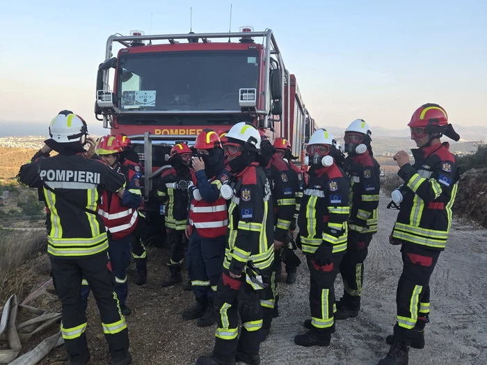 VIDEO Pompierii români intervin la un incendiu de vegetație izbucnit în localitatea grecească Neos Voutzas