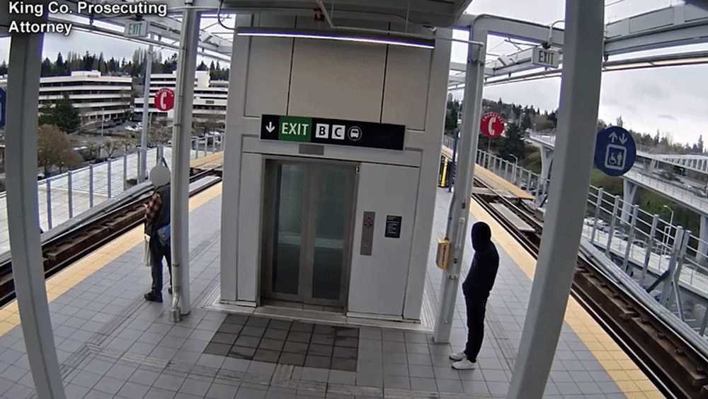 Video viral din Seattle: un bărbat încearcă să împingă un pasager în fața trenului. Reacția oamenilor