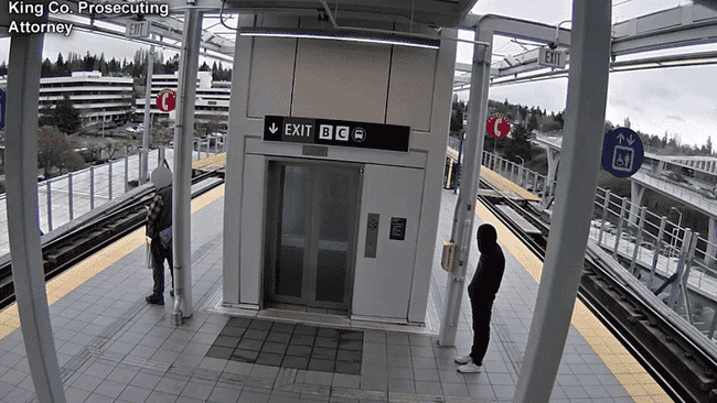 Video viral din Seattle: un bărbat încearcă să împingă un pasager în fața trenului. Reacția oamenilor