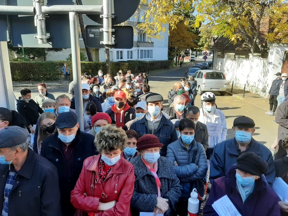 Coadă pentru intrarea în Spitalul Militar Braşov la Maratonul de vaccinare FOTO Ioan Buciumar