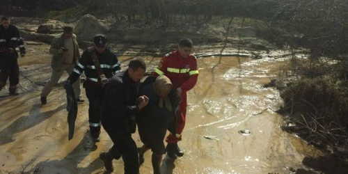 bătrână salvată de pompieri dintr-o mlaştină FOTO Corina Macavei 