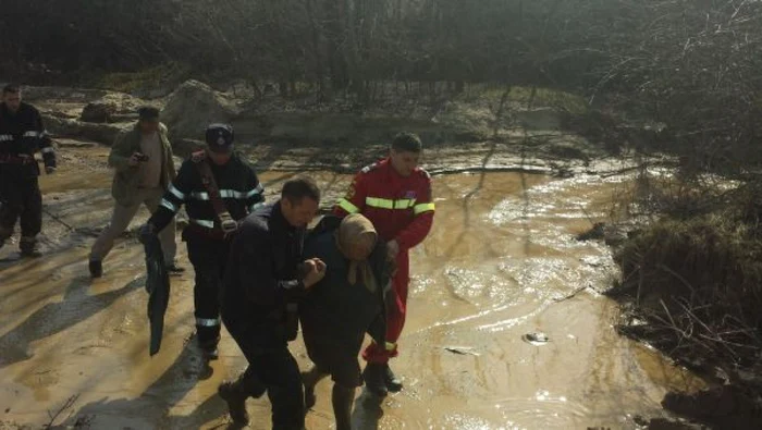 Femeia a fost scoasă din mlaştină de pompieri FOTO Corina Macavei