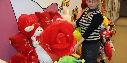 De Dragobete comercianţii bistriţeni vând ce le-a mai rămas pe stoc de la Valentine’s Day