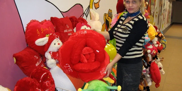De Dragobete comercianţii bistriţeni vând ce le-a mai rămas pe stoc de la Valentine’s Day