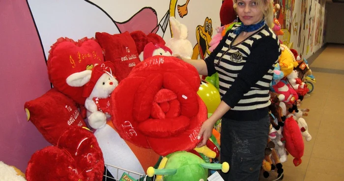 De Dragobete comercianţii bistriţeni vând ce le-a mai rămas pe stoc de la Valentine’s Day