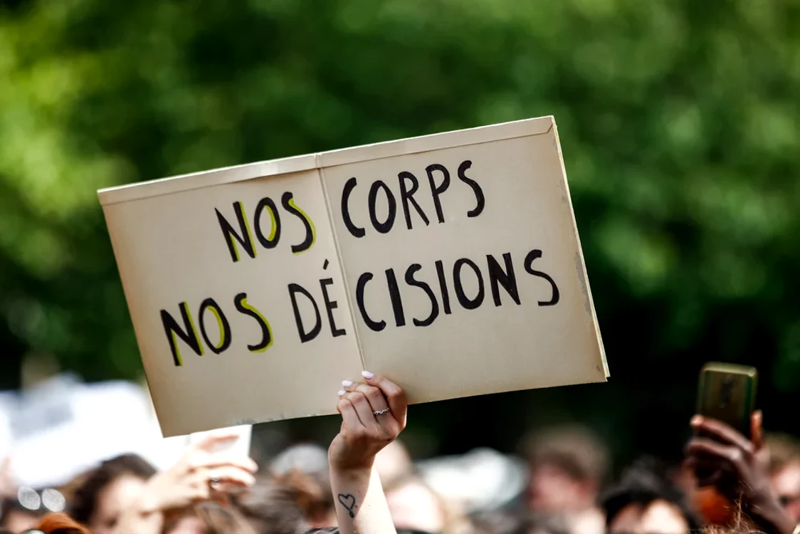 Corpurile noastre, deciziile noastre. Pancartă la o manifestație pro-avort la Paris Foto EPA EFE