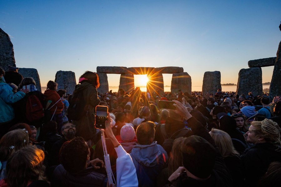 Mii de oameni s-au adunat la Stonehenge pentru a sărbători solstițiul de vară. Imagini superbe cu apusul și răsăritul soarelui VIDEO 