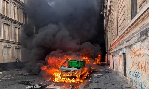 Proteste violente în Franța - Mașină în flăcări în Paris 