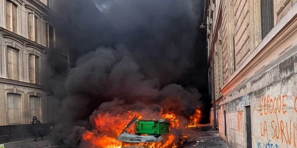 Proteste violente în Franța - Mașină în flăcări în Paris 