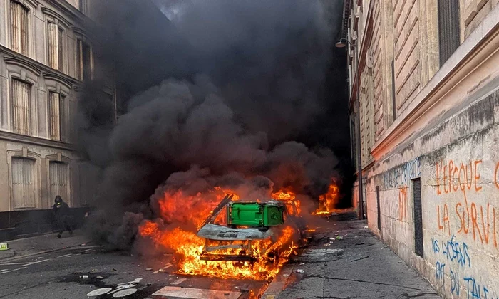Proteste violente în Franța - Mașină în flăcări în Paris