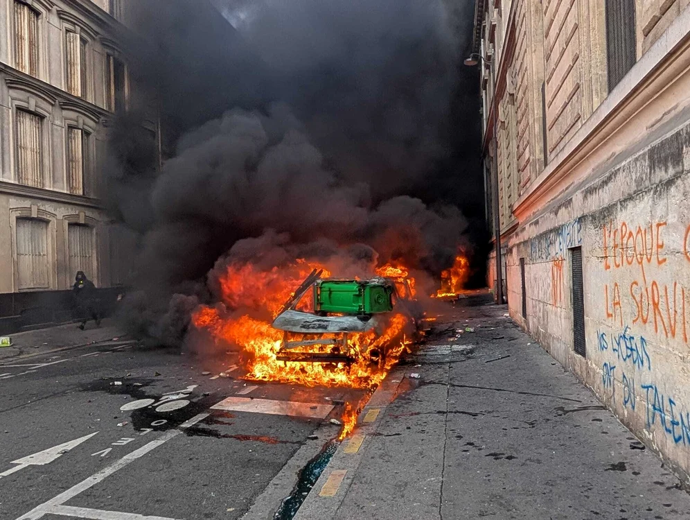 Proteste violente în Franța - Mașină în flăcări în Paris