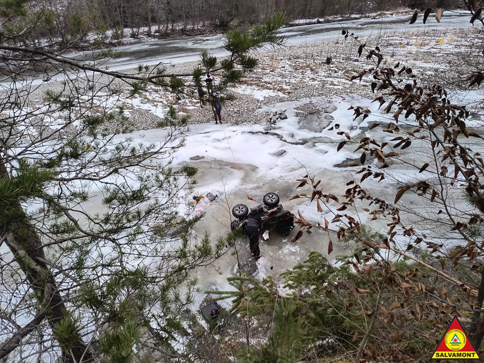 Intervenție de urgență în Munții Vrancei. Două persoane sunt rănite după ce au căzut cu ATV-ul în Râul Putna