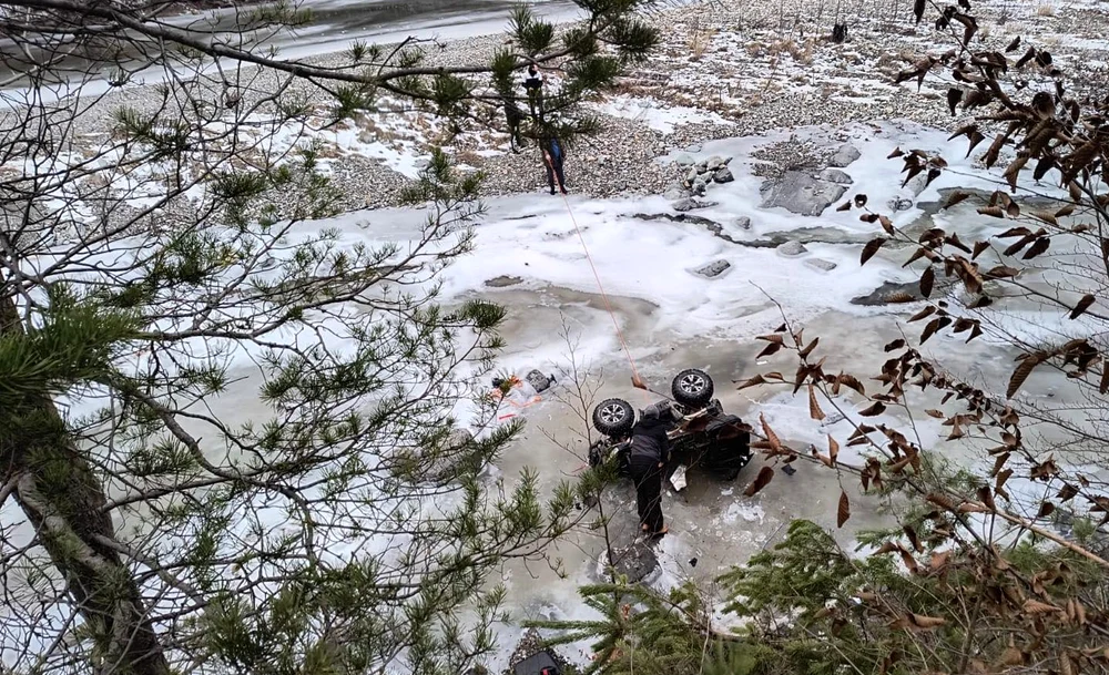 ATV răsturnat în Cheile Tișiței FOTO: Salvamont Vrancea