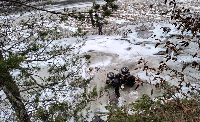 Intervenție de urgență în Munții Vrancei. Două persoane sunt rănite după ce au căzut cu ATV-ul în Râul Putna