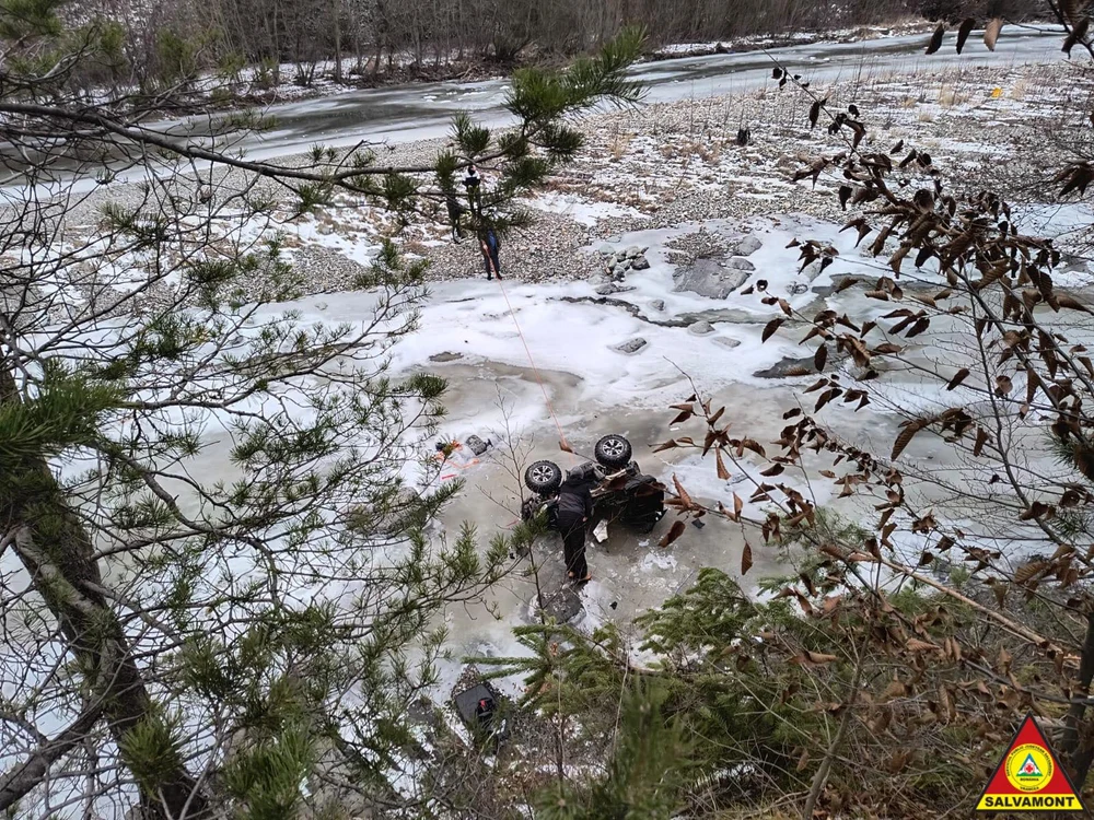 Intervenție de urgență în Munții Vrancei. Două persoane sunt rănite după ce au căzut cu ATV-ul în Râul Putna