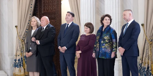 FOTO Mediafax. Jurământ judecători CCR: Elena Simina Tanasescu, Cristian Deliorga, Gheorghe Stan, Mihaela Ciochina, Laura Iulia Scantei si Dimitrie Bogdan Licu. 