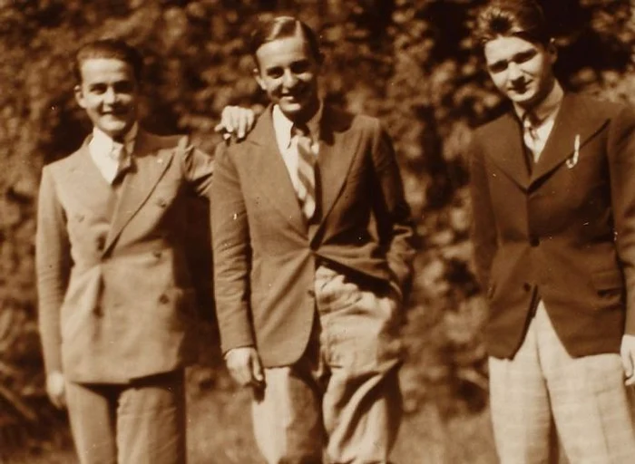 Emil Cioran (primul din dreapta), la 20 de ani, alături de doi amicifoto: Artmark