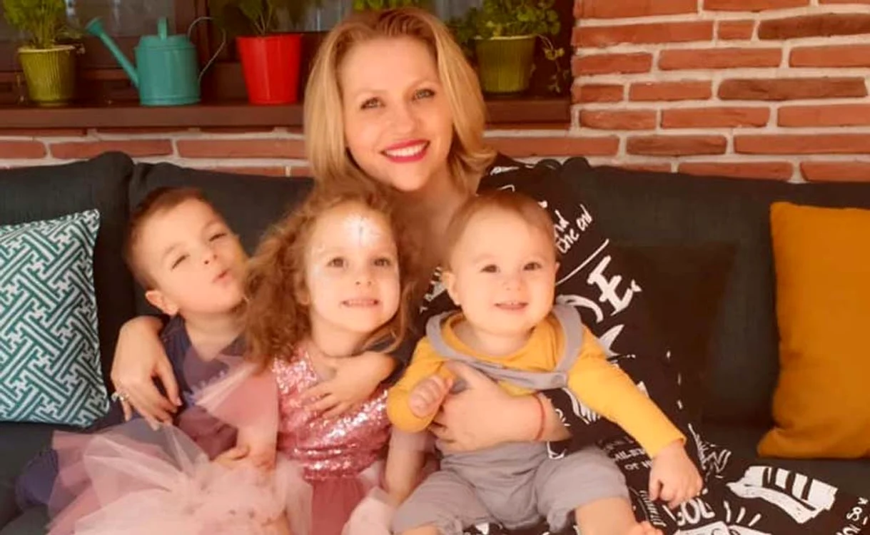 
    Mirela Vaida, alături de Tudor, Vladimir şi de Carla   