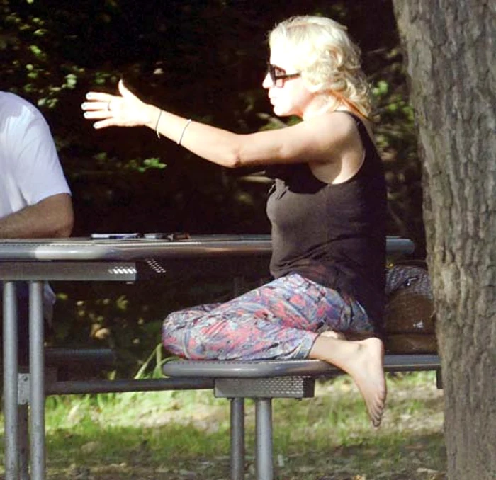 Prinsă în focul conversației, Rocsana își ignoră fetița