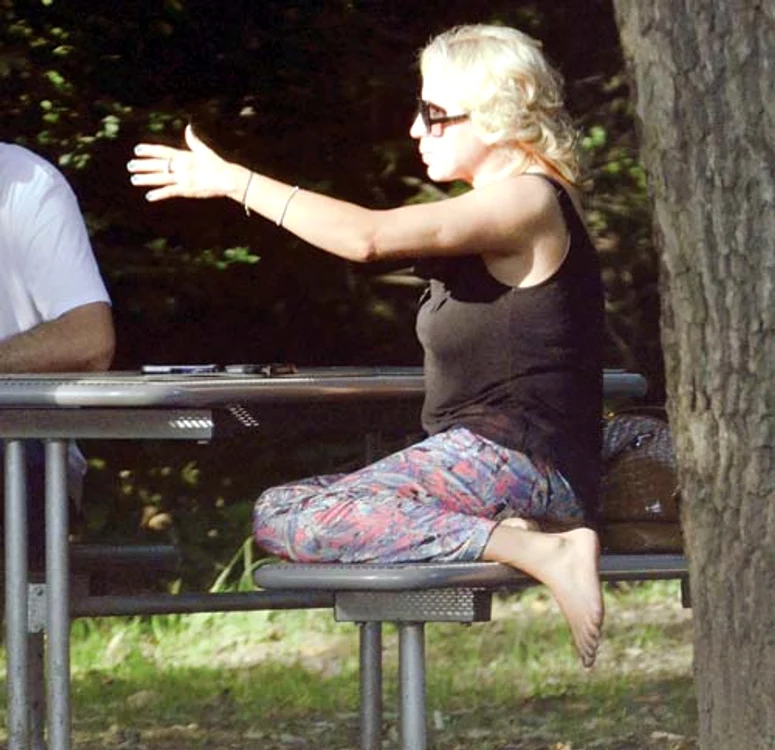 Prinsă în focul conversației, Rocsana își ignoră fetița