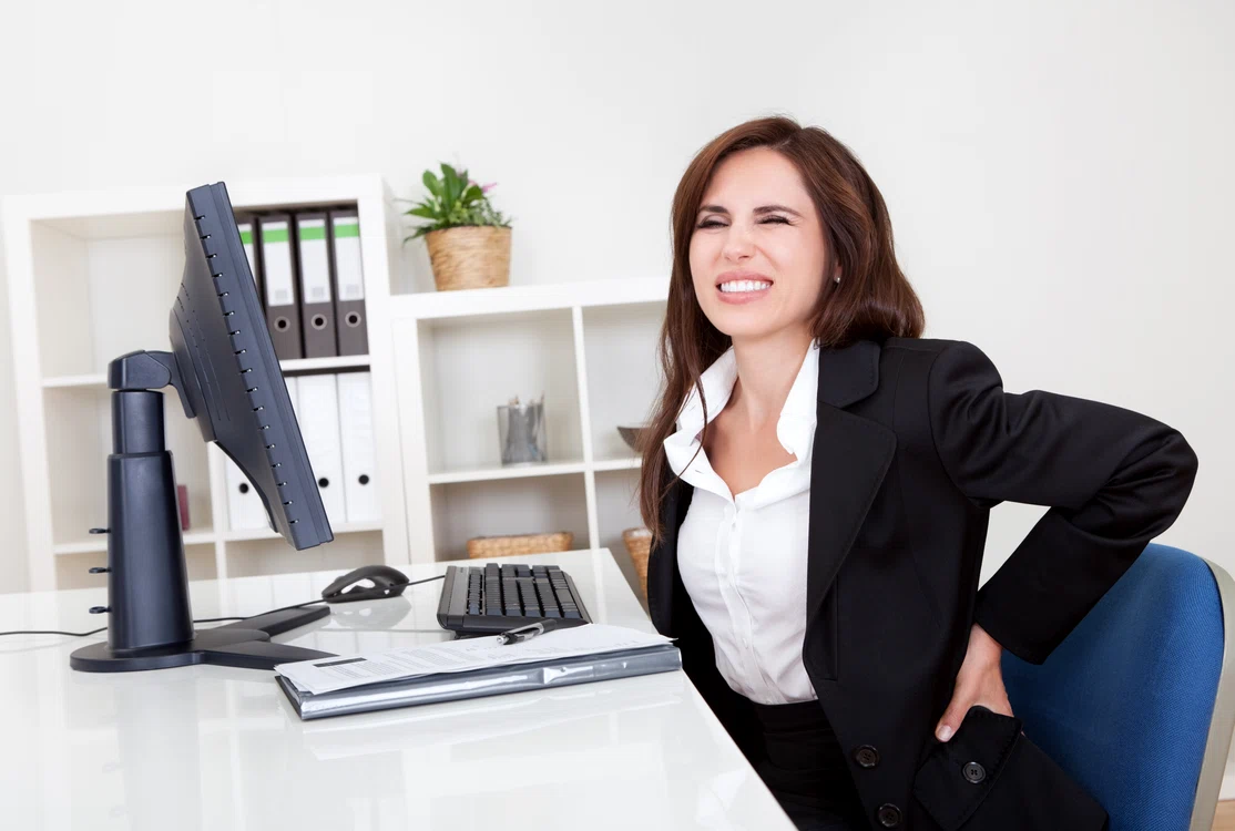 femeie la birou foto Shutterstock jpg