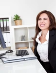 femeie la birou  foto   Shutterstock jpg