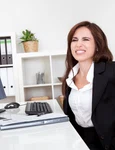 femeie la birou  foto   Shutterstock jpg