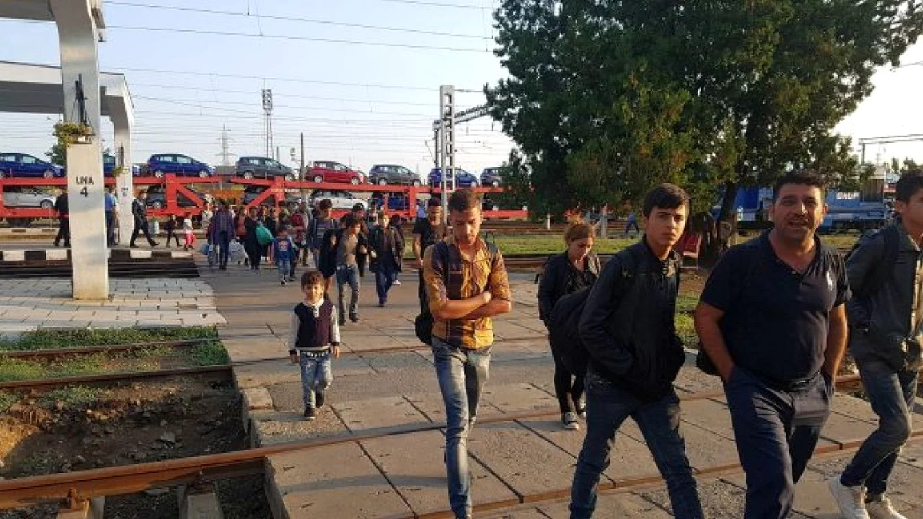 Un grup de migranţi dat jos din trenul Bucureşti - Timişoara FOTO pressalert.ro