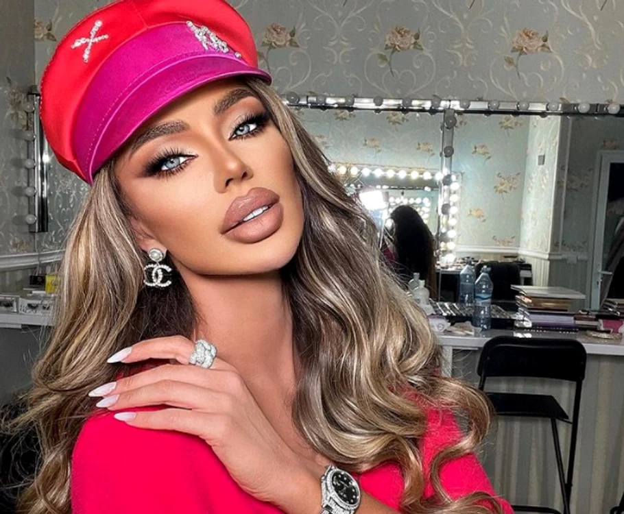 Bianca Drăgușanu s-a operat din nou pentru a avea „ochi de pisică”Foto: Arhivă personală