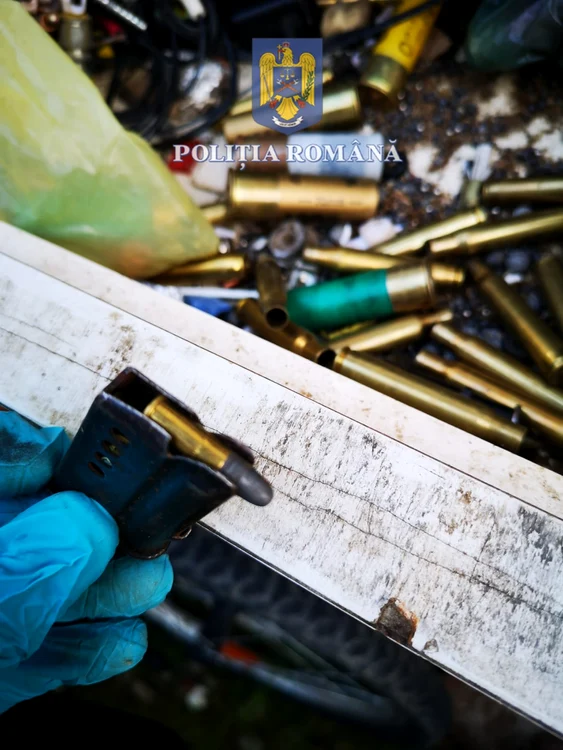 Arsenal impresionant confiscat de la braconieri care vânau în Vâlcea Foto Poliția Română