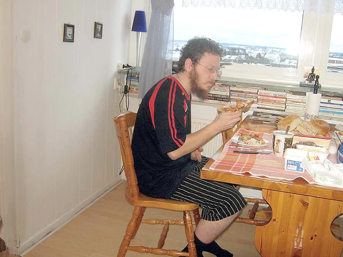 Acum trăieşte ca un pustnic şi nu se mai îngrijeşte de el