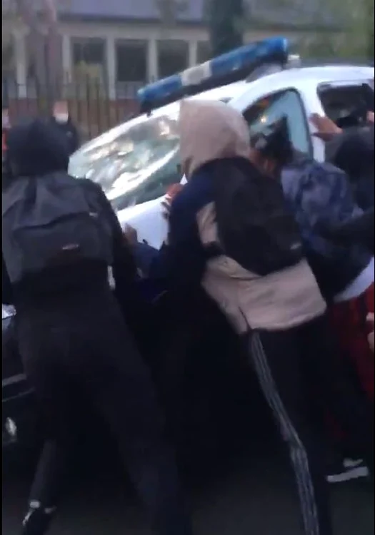 Liceenii au vandalizat mașinile de poliție