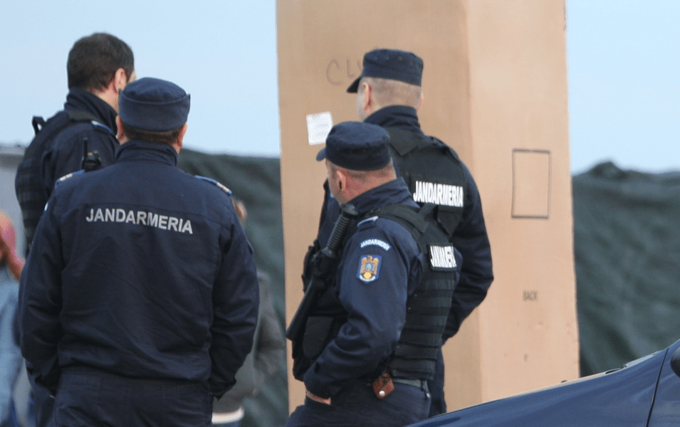 Doi jandarmi au ajuns la spital, după ce arma unuia dintre ei s-a descărcat