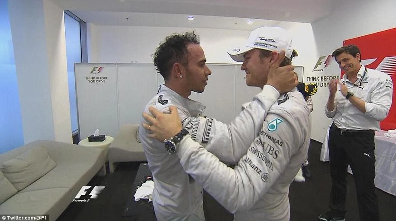 Hamilton (stânga), e felicitat de coechipierul Rosberg