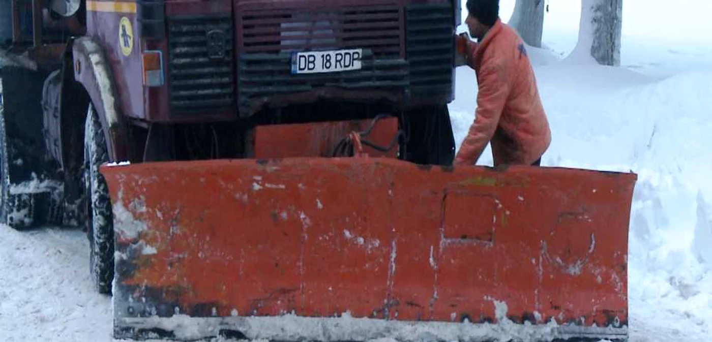 Utilajele acţionează fără oprire pentru a degaja drumul