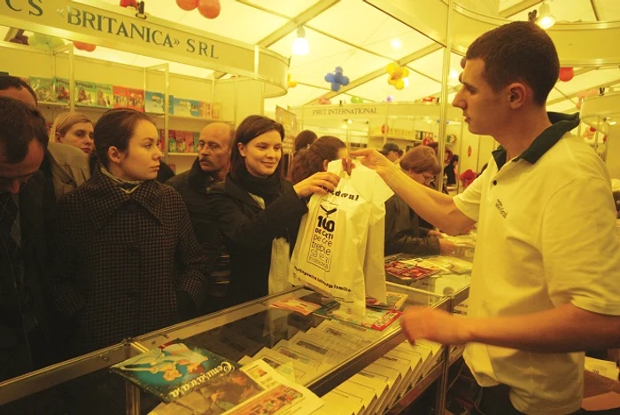 Anul trecut, cititorii au făcut cozi la standul „Adevărul“