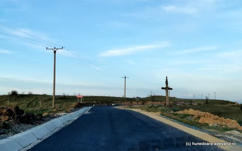 tinutul padurenilor si noua sosea spre poiana rachitelii foto daniel guta adevarul