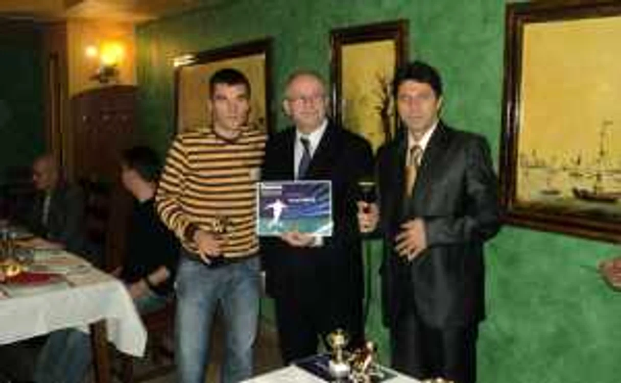 Aurel Dincă, fotbalistul anului, alături de prefect 